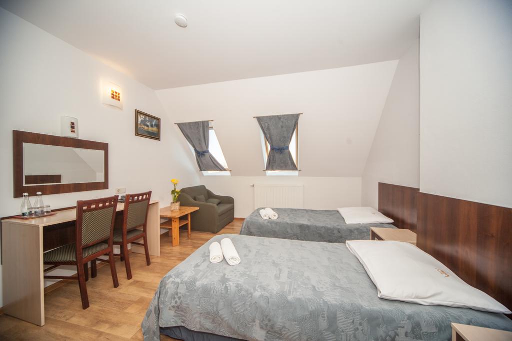 Hotel Ada Wiekszyce Buitenkant foto