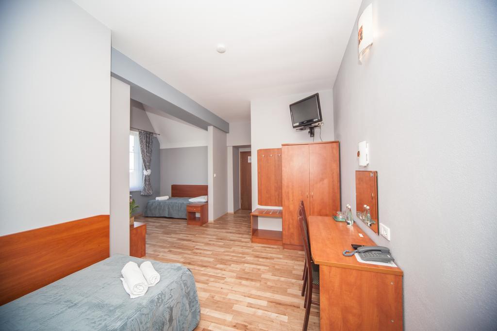 Hotel Ada Wiekszyce Buitenkant foto